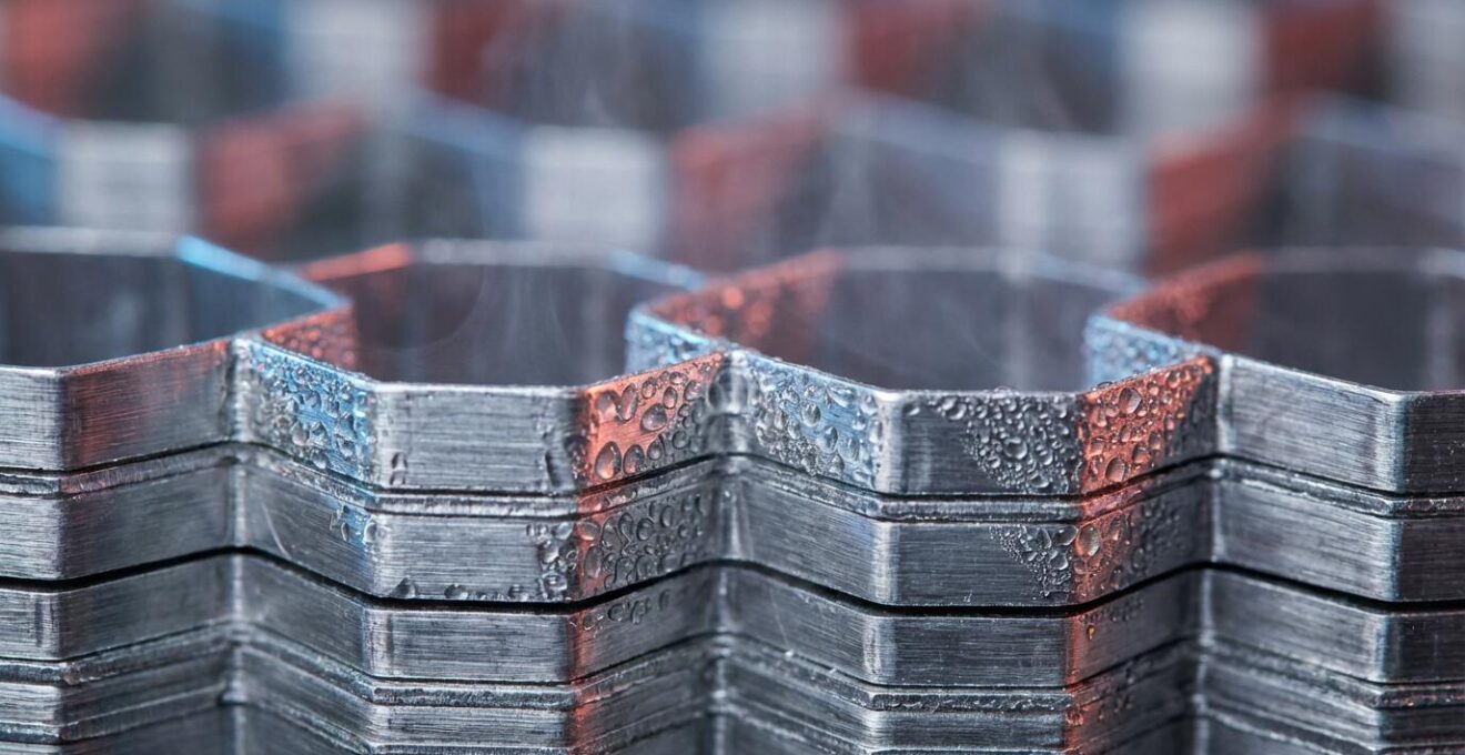 Detalle macro del intercambiador de calor de un sistema de ventilación mecánica con flujos de aire visibles