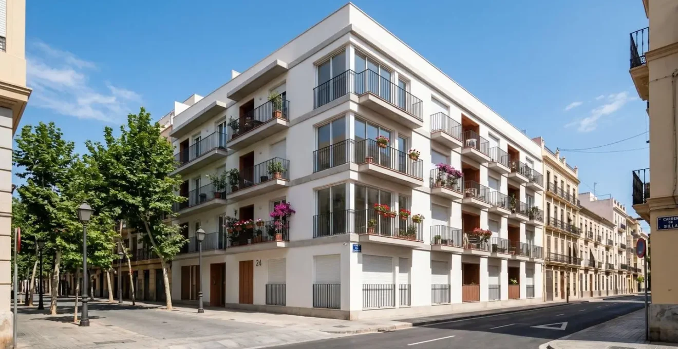Fachada de edificio residencial moderno español con arquitectura contemporánea y balcones típicos bajo luz natural diurna
